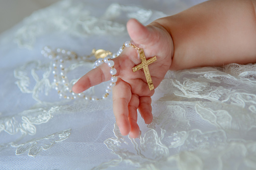 Médaille de baptême pour enfant : conseils pour le choix