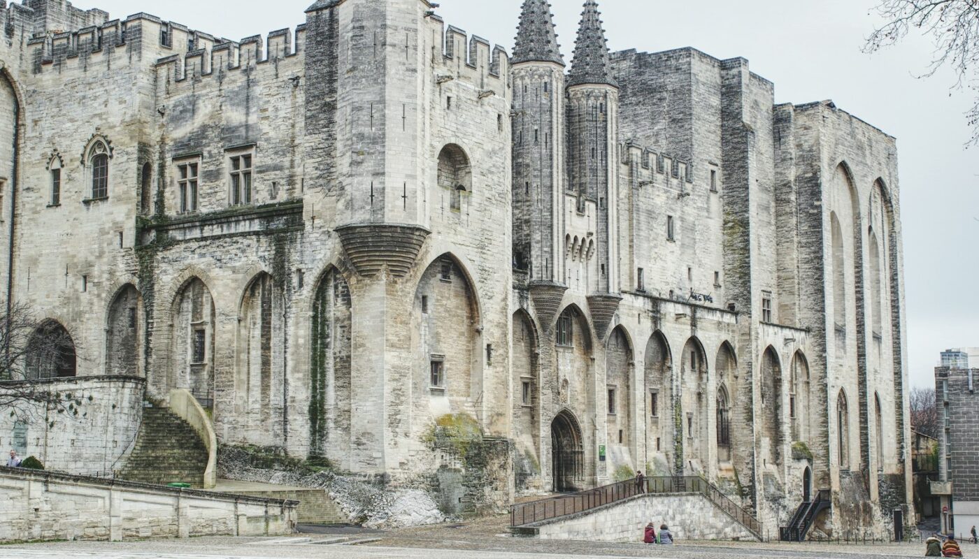 Avignon, ville historique du sud de la France, est une destination touristique prisée avec un riche patrimoine culturel. L'exploration de la ville est une activité incontournable pour tout visiteur, car elle donne un aperçu de l'histoire fascinante de la ville. Le centre-ville historique d'Avignon, classé au patrimoine mondial de l'UNESCO, est un excellent point de départ pour votre visite. Ici, vous pourrez vous promener dans les rues étroites, admirer la charmante architecture et vous imprégner de l'atmosphère vibrante de la ville. Le Palais des Papes, l'un des édifices gothiques les plus importants d'Europe, est une attraction incontournable à Avignon. Elle fut la résidence des souverains pontifes du XIVe siècle et est inscrite au patrimoine mondial de l'UNESCO. Le palais est ouvert au public et les visiteurs peuvent explorer plus de 25 pièces, dont les appartements privés du pape, la Grande Chapelle et le Grand Tinel. Le palais offre un aperçu de la riche histoire de la ville et constitue un endroit idéal pour en apprendre davantage sur l'histoire papale d'Avignon. Le Pont Saint-Bénézet, également connu sous le nom de Pont d'Avignon, est une autre attraction touristique célèbre d'Avignon. Ce pont du XIIe siècle est connu dans le monde entier grâce à sa célèbre chanson et constitue un témoin important de l'histoire d'Avignon. Les visiteurs peuvent explorer le pont tronqué dans le cadre d'une visite de la ville, et des audioguides personnels sont disponibles pour aider les visiteurs à explorer à leur propre rythme. Le pont offre une vue imprenable sur le Rhône et constitue un endroit idéal pour se promener tranquillement et profiter de la beauté des paysages. Globalement, la découverte du circuit touristique autour d'Avignon offre aux visiteurs une expérience culturelle riche, leur permettant de découvrir l'histoire et le patrimoine architectural fascinant de la ville. Du centre-ville historique au Palais des Papes en passant par le pont Saint-Bénézet, il y en a pour tous les goûts à Avignon. Pour une expérience complète et agréable, les visiteurs peuvent également profiter de visites guidées, comme le Petit Train d'Avignon, qui propose un parcours inoubliable au cœur de la ville. Explorer les environs d'Avignon Les environs d'Avignon offrent de nombreuses possibilités pour découvrir le vignoble de la Vallée du Rhône. Cette région viticole est réputée pour sa riche histoire, ses paysages époustouflants et ses vins exceptionnels. En parcourant le Rhône, les visiteurs peuvent découvrir les nombreuses appellations du vignoble, de Côte-rôtie à Châteauneuf-du-Pape. Treize routes des vins sillonnent la vallée du Rhône, et six d'entre elles parcourent le vignoble du Vaucluse, chacune définie par une couleur. Entre champs de lavande et oliviers, les vignerons partagent avec les visiteurs des moments uniques, des découvertes œnologiques et des centaines d'événements tout au long de l'année. Cette région pittoresque est une visite incontournable pour les amateurs de vin et tous ceux qui souhaitent s'immerger dans la beauté et la culture de la Vallée du Rhône. Pour ceux qui s'intéressent à l'histoire et à l'architecture ancienne, l'ancienne ville romaine de Nîmes est une visite incontournable. Située à quelques minutes en voiture d'Avignon, Nîmes possède une impressionnante collection de ruines romaines, dont la Porte d'Auguste et la Maison Carrée. Les visiteurs peuvent explorer la riche histoire et la culture de la ville lors d'une visite guidée privée et personnalisable. De plus, des excursions d'une journée sont disponibles au départ d'Avignon qui incluent des visites d'autres sites romains de la région, tels que le Pont du Gard et l'amphithéâtre d'Arles. Ces excursions offrent une occasion unique de remonter le temps et de découvrir le monde antique. Aucune visite de la région n'est complète sans une visite des champs de lavande de Provence. Roulez au nord d'Avignon en direction de la plus haute montagne de Provence, le Mont Ventoux, puis rejoignez le village de Sault, la capitale de la lavande. Les visiteurs peuvent faire une visite des champs de lavande depuis Avignon, qui comprend généralement une visite de la ville de Sault et d'autres attractions à proximité. Alternativement, des excursions d'une journée sont disponibles au départ d'Avignon qui combinent des visites des champs de lavande avec des arrêts dans d'autres villages pittoresques, tels que Gordes et Roussillon. Ces visites offrent une occasion unique de découvrir la beauté et le parfum des champs de lavande emblématiques de Provence. En conclusion, les environs d'Avignon offrent aux visiteurs une multitude d'opportunités pour découvrir la riche histoire de la région, ses paysages époustouflants et sa culture viticole et gastronomique exceptionnelle. Que vous soyez intéressé par l'architecture ancienne, la dégustation de vins ou simplement la beauté des champs de lavande de Provence, il y en a pour tous les goûts dans cette région pittoresque de France.