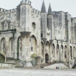 Avignon, ville historique du sud de la France, est une destination touristique prisée avec un riche patrimoine culturel. L'exploration de la ville est une activité incontournable pour tout visiteur, car elle donne un aperçu de l'histoire fascinante de la ville. Le centre-ville historique d'Avignon, classé au patrimoine mondial de l'UNESCO, est un excellent point de départ pour votre visite. Ici, vous pourrez vous promener dans les rues étroites, admirer la charmante architecture et vous imprégner de l'atmosphère vibrante de la ville. Le Palais des Papes, l'un des édifices gothiques les plus importants d'Europe, est une attraction incontournable à Avignon. Elle fut la résidence des souverains pontifes du XIVe siècle et est inscrite au patrimoine mondial de l'UNESCO. Le palais est ouvert au public et les visiteurs peuvent explorer plus de 25 pièces, dont les appartements privés du pape, la Grande Chapelle et le Grand Tinel. Le palais offre un aperçu de la riche histoire de la ville et constitue un endroit idéal pour en apprendre davantage sur l'histoire papale d'Avignon. Le Pont Saint-Bénézet, également connu sous le nom de Pont d'Avignon, est une autre attraction touristique célèbre d'Avignon. Ce pont du XIIe siècle est connu dans le monde entier grâce à sa célèbre chanson et constitue un témoin important de l'histoire d'Avignon. Les visiteurs peuvent explorer le pont tronqué dans le cadre d'une visite de la ville, et des audioguides personnels sont disponibles pour aider les visiteurs à explorer à leur propre rythme. Le pont offre une vue imprenable sur le Rhône et constitue un endroit idéal pour se promener tranquillement et profiter de la beauté des paysages. Globalement, la découverte du circuit touristique autour d'Avignon offre aux visiteurs une expérience culturelle riche, leur permettant de découvrir l'histoire et le patrimoine architectural fascinant de la ville. Du centre-ville historique au Palais des Papes en passant par le pont Saint-Bénézet, il y en a pour tous les goûts à Avignon. Pour une expérience complète et agréable, les visiteurs peuvent également profiter de visites guidées, comme le Petit Train d'Avignon, qui propose un parcours inoubliable au cœur de la ville. Explorer les environs d'Avignon Les environs d'Avignon offrent de nombreuses possibilités pour découvrir le vignoble de la Vallée du Rhône. Cette région viticole est réputée pour sa riche histoire, ses paysages époustouflants et ses vins exceptionnels. En parcourant le Rhône, les visiteurs peuvent découvrir les nombreuses appellations du vignoble, de Côte-rôtie à Châteauneuf-du-Pape. Treize routes des vins sillonnent la vallée du Rhône, et six d'entre elles parcourent le vignoble du Vaucluse, chacune définie par une couleur. Entre champs de lavande et oliviers, les vignerons partagent avec les visiteurs des moments uniques, des découvertes œnologiques et des centaines d'événements tout au long de l'année. Cette région pittoresque est une visite incontournable pour les amateurs de vin et tous ceux qui souhaitent s'immerger dans la beauté et la culture de la Vallée du Rhône. Pour ceux qui s'intéressent à l'histoire et à l'architecture ancienne, l'ancienne ville romaine de Nîmes est une visite incontournable. Située à quelques minutes en voiture d'Avignon, Nîmes possède une impressionnante collection de ruines romaines, dont la Porte d'Auguste et la Maison Carrée. Les visiteurs peuvent explorer la riche histoire et la culture de la ville lors d'une visite guidée privée et personnalisable. De plus, des excursions d'une journée sont disponibles au départ d'Avignon qui incluent des visites d'autres sites romains de la région, tels que le Pont du Gard et l'amphithéâtre d'Arles. Ces excursions offrent une occasion unique de remonter le temps et de découvrir le monde antique. Aucune visite de la région n'est complète sans une visite des champs de lavande de Provence. Roulez au nord d'Avignon en direction de la plus haute montagne de Provence, le Mont Ventoux, puis rejoignez le village de Sault, la capitale de la lavande. Les visiteurs peuvent faire une visite des champs de lavande depuis Avignon, qui comprend généralement une visite de la ville de Sault et d'autres attractions à proximité. Alternativement, des excursions d'une journée sont disponibles au départ d'Avignon qui combinent des visites des champs de lavande avec des arrêts dans d'autres villages pittoresques, tels que Gordes et Roussillon. Ces visites offrent une occasion unique de découvrir la beauté et le parfum des champs de lavande emblématiques de Provence. En conclusion, les environs d'Avignon offrent aux visiteurs une multitude d'opportunités pour découvrir la riche histoire de la région, ses paysages époustouflants et sa culture viticole et gastronomique exceptionnelle. Que vous soyez intéressé par l'architecture ancienne, la dégustation de vins ou simplement la beauté des champs de lavande de Provence, il y en a pour tous les goûts dans cette région pittoresque de France.