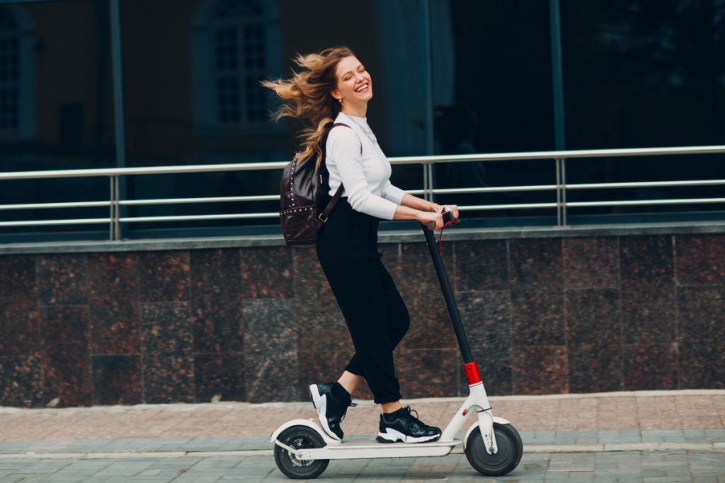 Femme sur un Trottinette