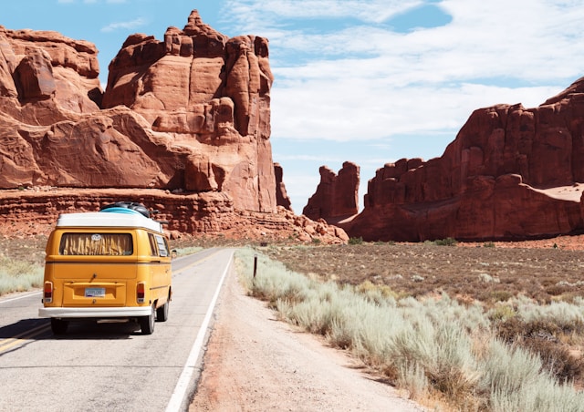 Quels sont les itinéraires de road trip en van incontournables pour explorer l’Europe ?