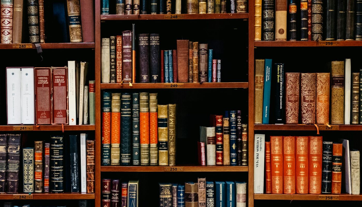 assortiment de titres de livres empilés sur les étagères