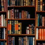 assortiment de titres de livres empilés sur les étagères