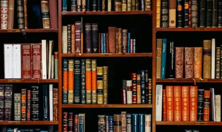 assortiment de titres de livres empilés sur les étagères