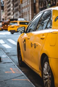 taxi jaune garé à côté du trottoir