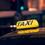 taxi jaune sur la route pendant la nuit