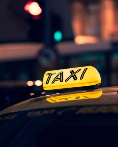 taxi jaune sur la route pendant la nuit