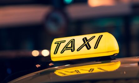 taxi jaune sur la route pendant la nuit