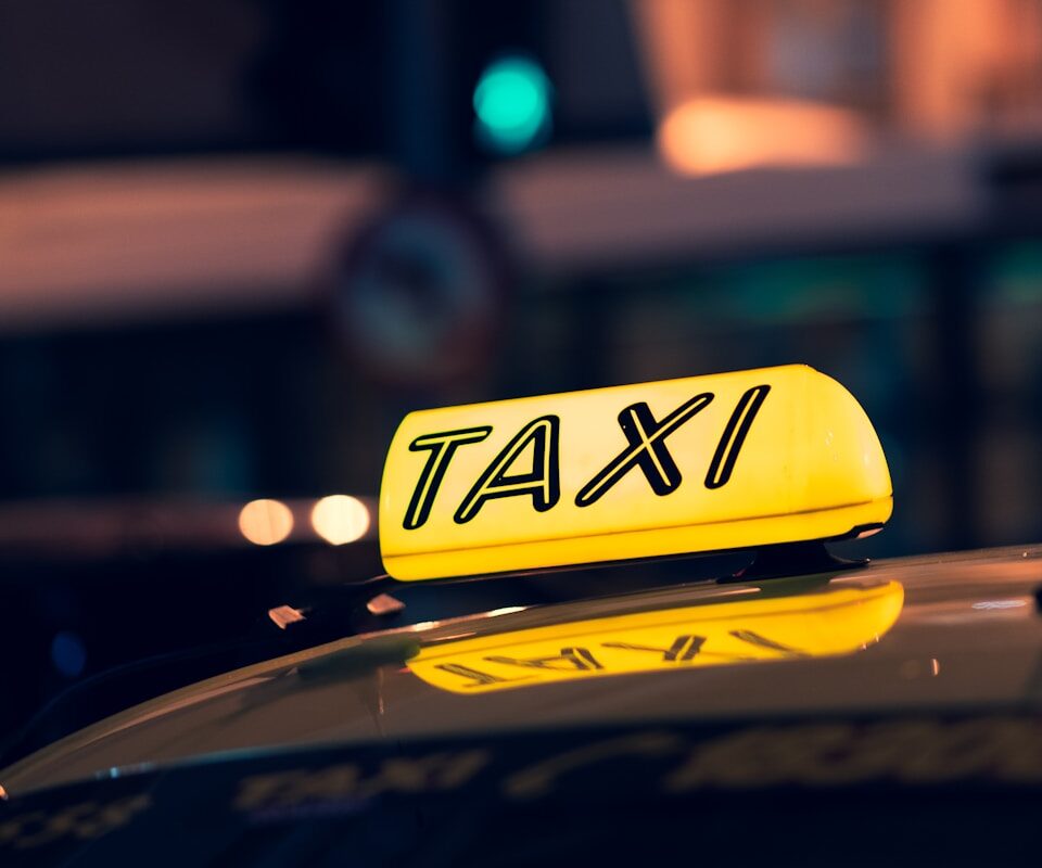 taxi jaune sur la route pendant la nuit