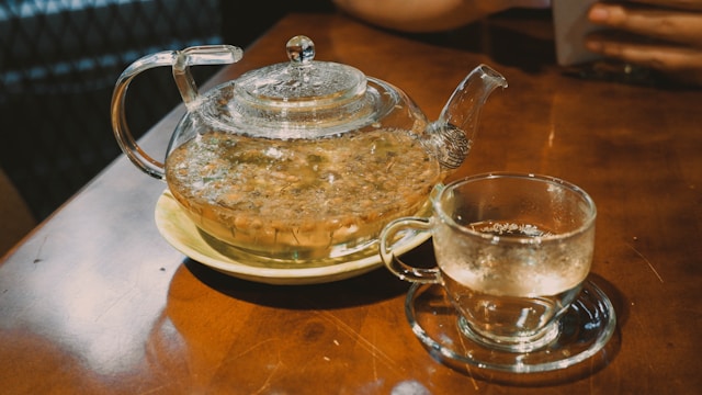Les étonnants avantages du thé à la camomille pour apaiser le stress.