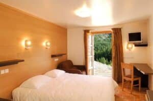 Chambre d'un chalet à la montagne.