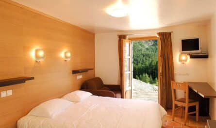 Chambre d'un chalet à la montagne.