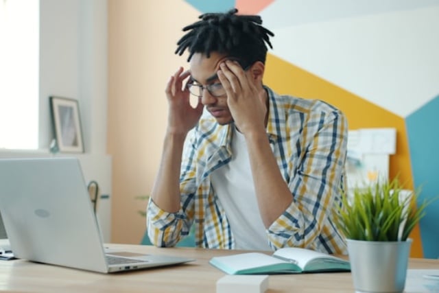 Burn-out : Décryptage complet de ses causes et signes avant-coureurs