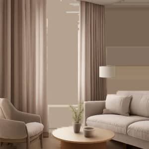 Un rideau premium dans un salon lumineux illustre le confort d’été et la maîtrise de la lumière. L’ensemble évoque une pièce de vie plus fraîche, calme et harmonieuse.