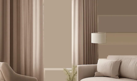 Un rideau premium dans un salon lumineux illustre le confort d’été et la maîtrise de la lumière. L’ensemble évoque une pièce de vie plus fraîche, calme et harmonieuse.