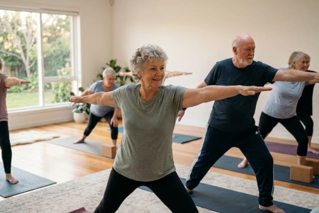 Découvrez sans tarder les 10 incontournables du yoga pour les seniors