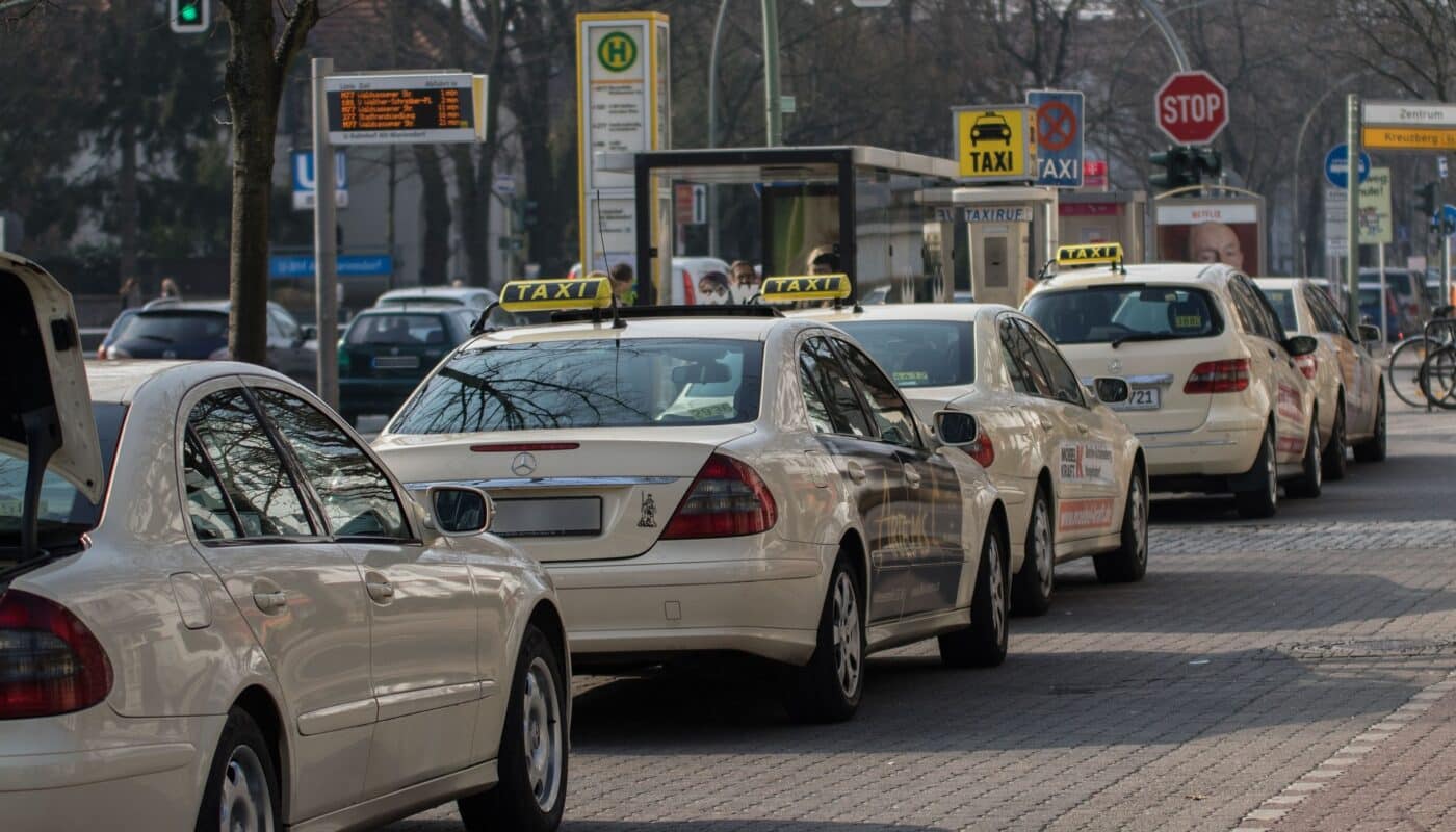fil de taxi en staionnement