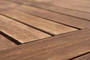 Planches de bois parallèles sur une surface extérieure