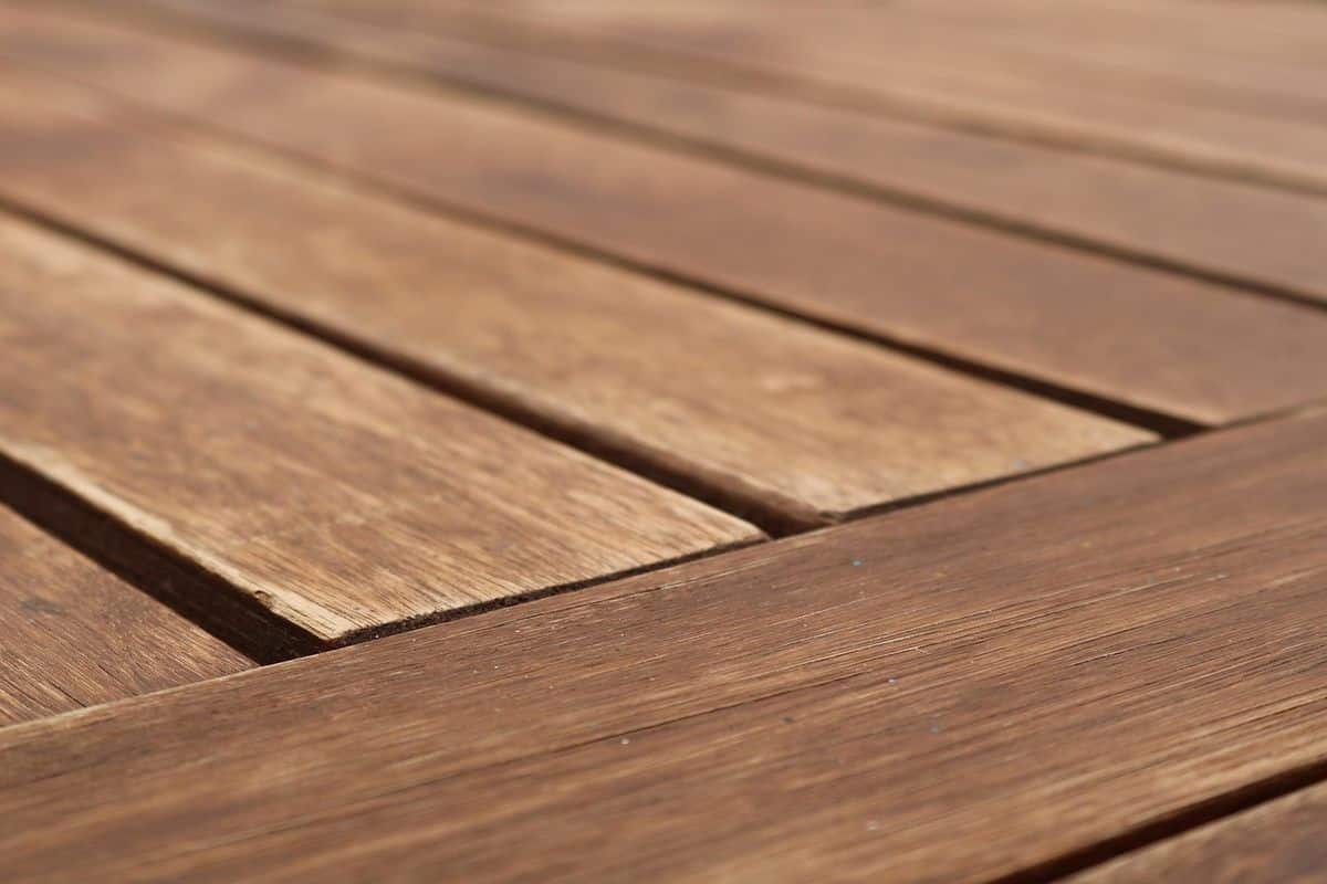 Planches de bois parallèles sur une surface extérieure Planches de bois parallèles sur une surface extérieure