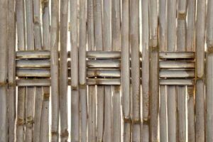 Fence en bambou avec planches horizontales, texture vieillie