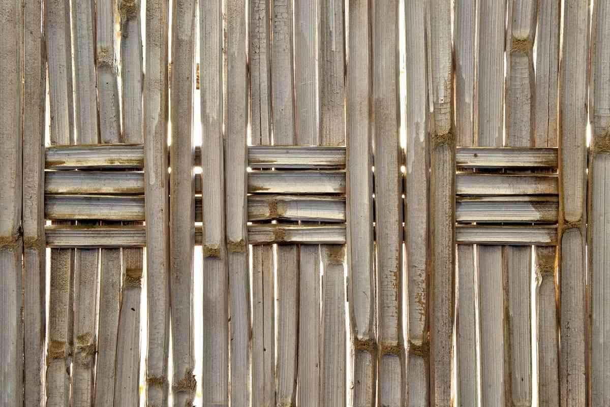Fence en bambou avec planches horizontales, texture vieillie