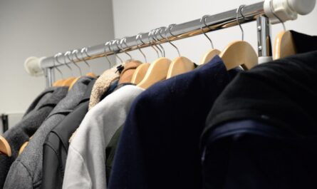 Vêtements accrochés sur un porte-manteau métallique dans une pièce