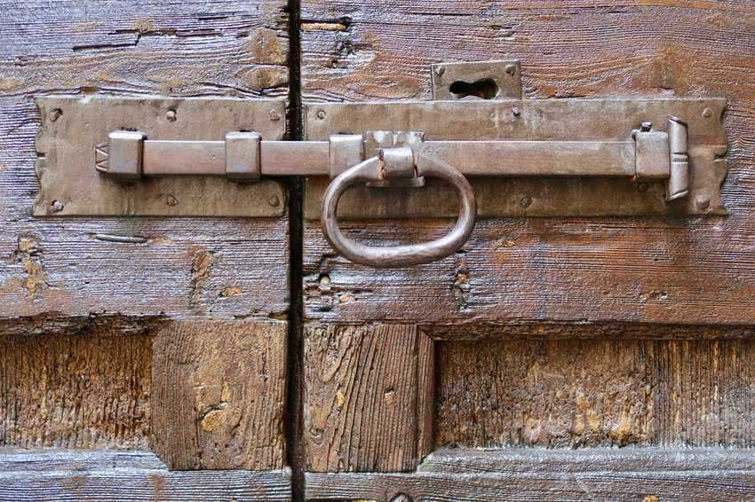 Poignée de porte qui tombe : réparer sans toucher à la serrure