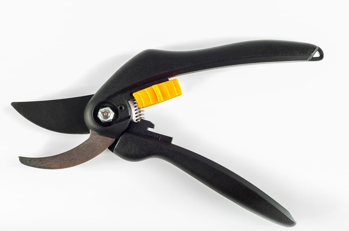 Un secateur de jardinage à main noir avec levier jaune posé Un secateur de jardinage à main noir avec levier jaune posé