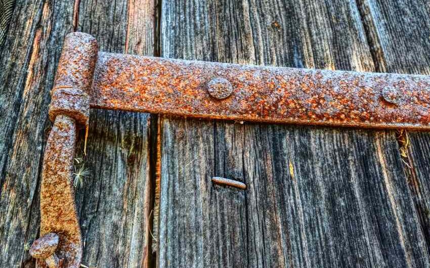 Changer un gond de porte qui grince sans déposer le vantail
